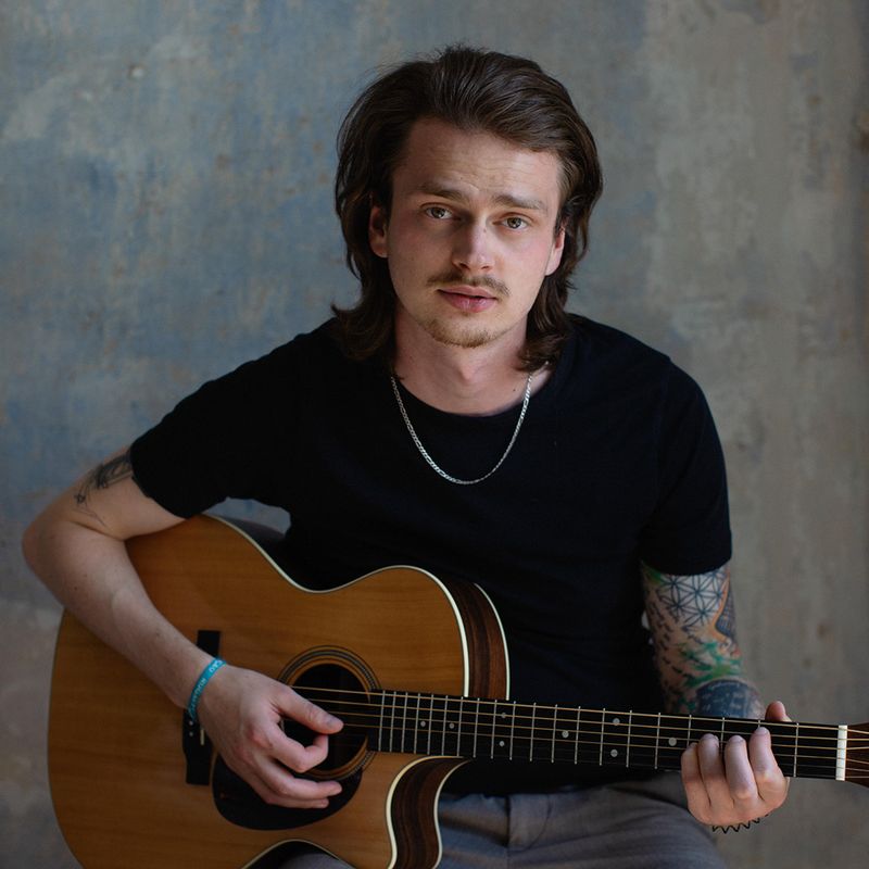 Singer-Songwriter „Johannes Schöne“ stimmt im Lübbenauer Spreewald-Museum musikalisch auf den Silvesterabend ein